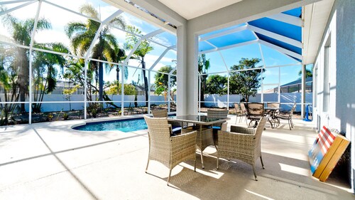 Pool House - Heated Private Pool, Central Location near IMG, Sports courts!