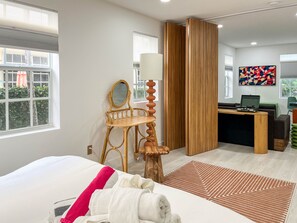 1 slaapkamer, een bureau, een strijkplank/strijkijzer, reisbedje