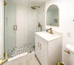 シャワー、ヘアドライ ヤー、タオル、石鹸