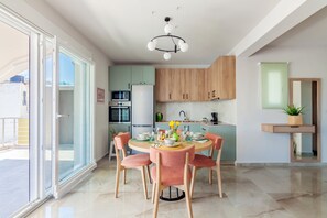 Apartament de disseny | Cuina privada | Frigorífic gran, microones, forn i placa de cuina 