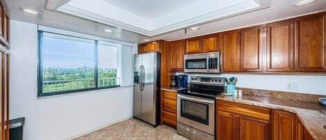 Een koelkast, een magnetron, een oven, een kookplaat