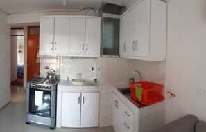 Refrigerador, microondas, lavavajillas y cafetera y tetera 