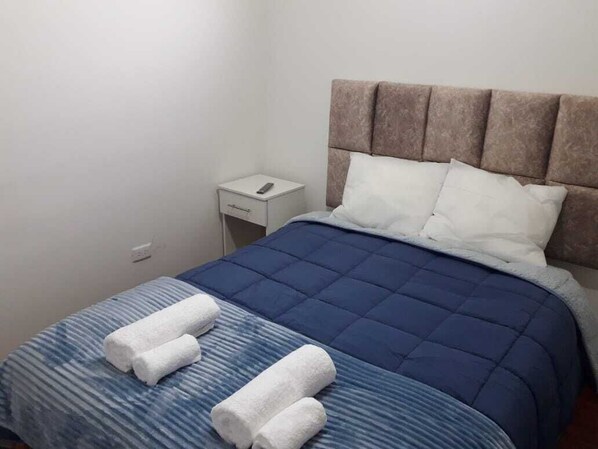 2 habitaciones, escritorio, tabla de planchar con plancha y wifi gratis 