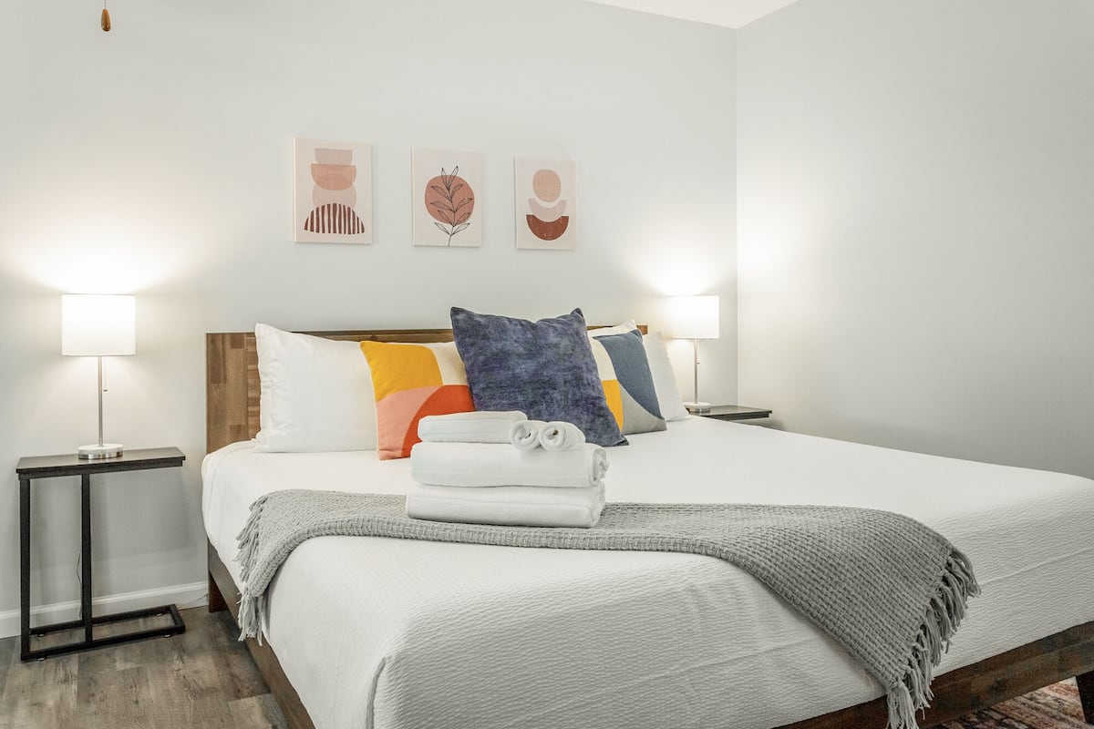 Habitación Premium | Ropa de cama de alta calidad, edredones de plumas, decoración individual