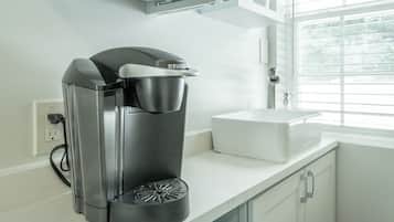 Premium Room | Private kitchen | Mini-fridge, microwave, coffee/tea maker, cookware/dishes/utensils