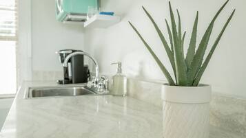 Habitación Premium | Cocineta privada | Frigobar, microondas, cafetera y tetera y utensilios de cocina