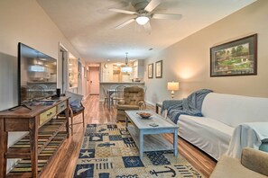 TV, books - True Blue Golf Resort Condo - 3 Mi to Beach! (Pawleys Island)