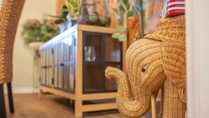 Een rieten olifant fauteuil, een rieten kast en een rieten mand.