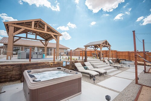 Joshua Tree National Park-Gorgeous Home-HotTub+Game Rm+Views+EV Charger!