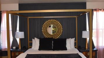 3 habitaciones, escritorio y tabla de planchar con plancha