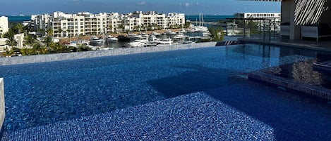 屋外プール、インフィニティプール