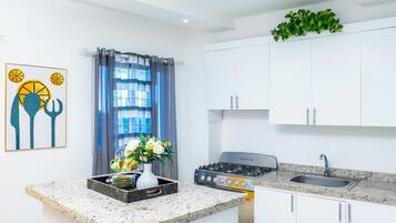 Réfrigérateur, micro-ondes, four, cafetiÚre/bouilloire