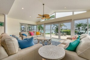 Smart TV, libros, estéreo y impresora 