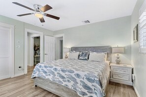 4 Schlafzimmer, Schreibtisch, Bügeleisen/Bügelbrett, Reisekinderbett