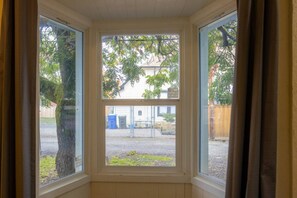 Interior - The Sunset|Pet-Friendly Downtown 1BR · Easy Entry · Patio Access · (Eugene)