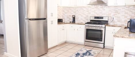 ثلاجة، ميكروويف، فرن، موقد طهي مسطح