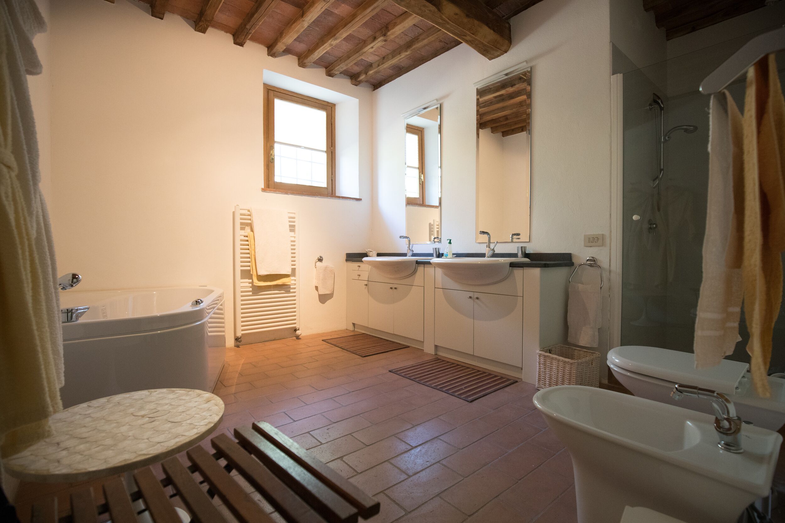 Dusche, Haartrockner, Bidet, Handtücher