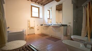 Dusche, Haartrockner, Bidet, Handtücher