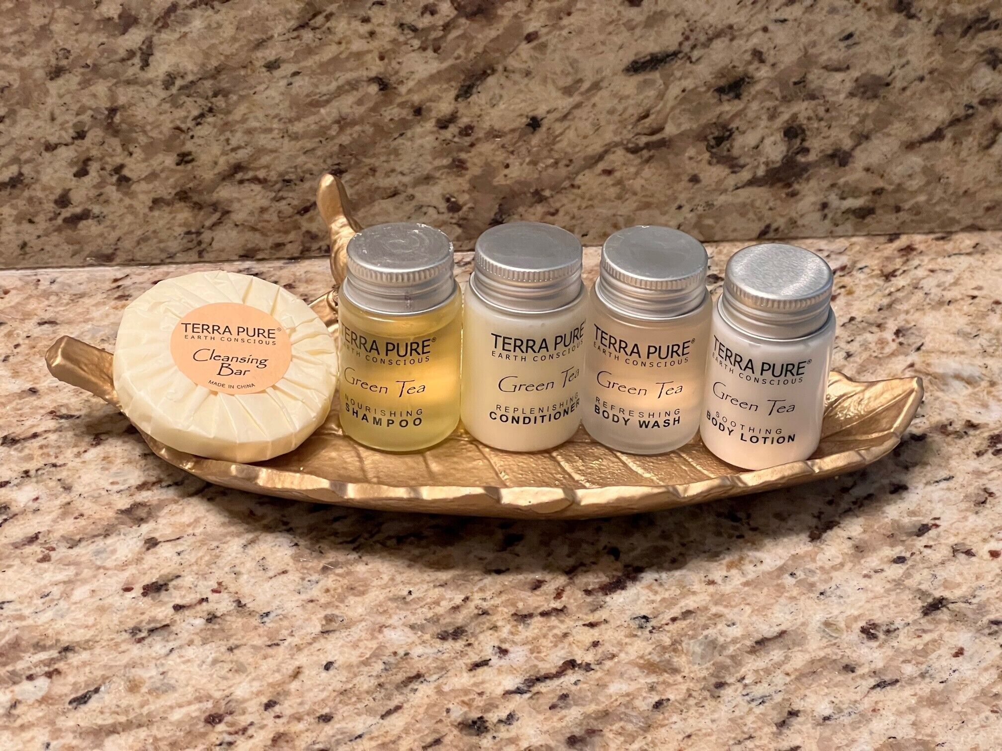 Une présentation des produits Terra Pure sur un comptoir en marbre.