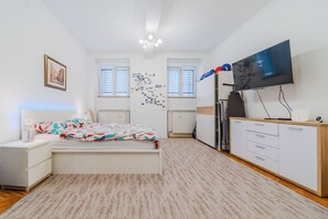 1 bedroom, desk, iron/ironing board, WiFi