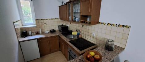 Microwave, oven, stovetop, cookware/dishes/utensils