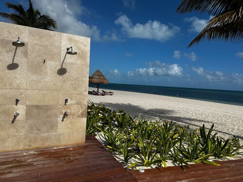 Luxury 3 Bedroom Beachfront Cancun Vila 