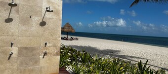 Luxury 3 Bedroom Beachfront Cancun Vila 
