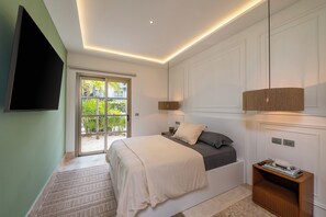 3 makuuhuonetta, tallelokero huoneessa, silitysrauta/-lauta