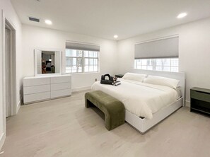 2 chambres, fer et planche à repasser, lit de bébé portatif