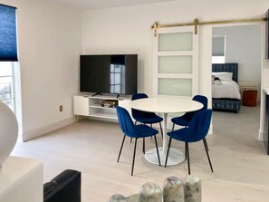 2 室のベッドルーム、アイロン / アイロン台、旅行用ベビーベッド、WiFi (無料)