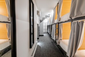 Gemeinsamer Signature-Schlafsaal, Gemischter Schlafsaal | Pillowtop-Betten, laptopgeeigneter Arbeitsplatz, Verdunkelungsvorhänge