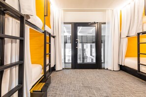 特色宿舍 | 加厚床垫、笔记本电脑工作区、遮光窗帘、熨斗/熨衣板