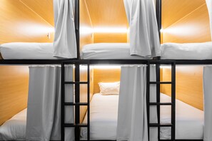 Gemeinsamer Signature-Schlafsaal, Nur Frauen | Pillowtop-Betten, laptopgeeigneter Arbeitsplatz, Verdunkelungsvorhänge