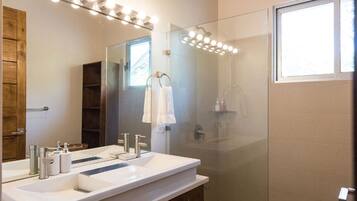 Superior Single Room | Bathroom