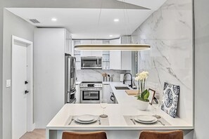 冰箱、微波炉、烤箱、炉灶