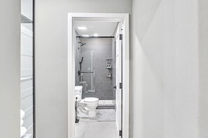 Dusj, hårføner, håndklær og såpe
