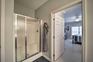 2 bedrooms, desk, internet, bed sheets