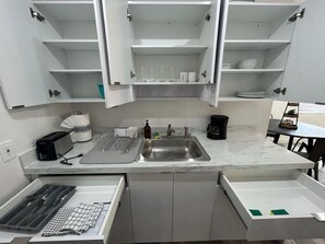 Fridge, microwave, oven, stovetop - 2655 SW - APT 3 · Great Apart near CocoWalk & Brickell w/parking! (Miami)