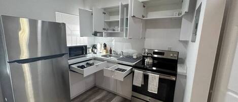 Réfrigérateur, micro-ondes, four, plaque de cuisson