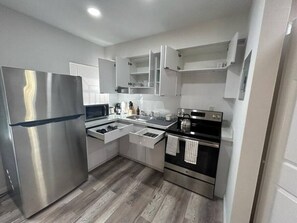 Fridge, microwave, oven, stovetop - 2655 SW - APT 2 · Fully equipped Apt w/ parking great location! (Miami)