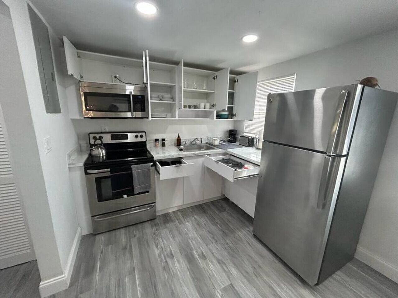 Refrigerador, microondas, horno y parrilla de estufa 