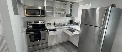 ثلاجة، ميكروويف، فرن، موقد طهي مسطح