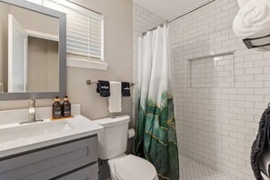 淋浴设施、吹风机、毛巾、肥皂