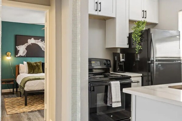 冰箱、微波炉、烤箱、炉灶