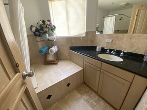 Douche, serviettes fournies, savon, shampoing