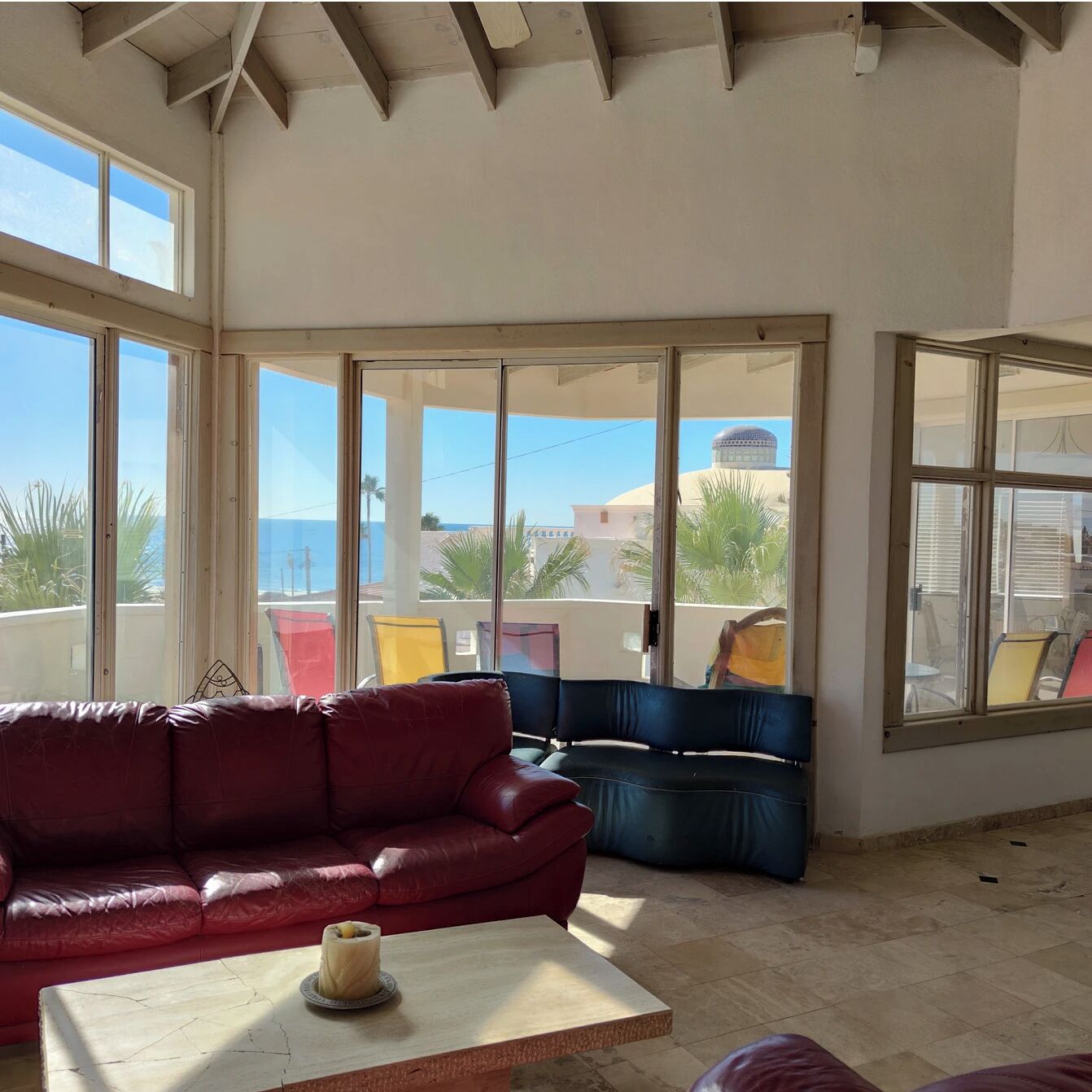 Een smart-tv, een open haard en een dvd-speler