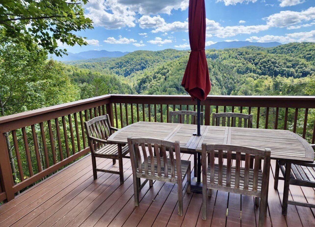 Phenomenal Mountain Views - Hottub - Private - Great Location! 