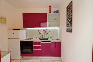 Réfrigérateur, un four, surface de cuisson, lave-vaisselle