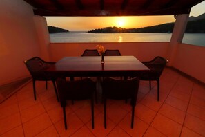 Outdoor dining - Seafront Apartments Anthony - Two Bedroom Apartment with Terrace and Sea View (Lastovo)
