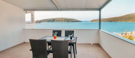 屋外ダイニングエリア